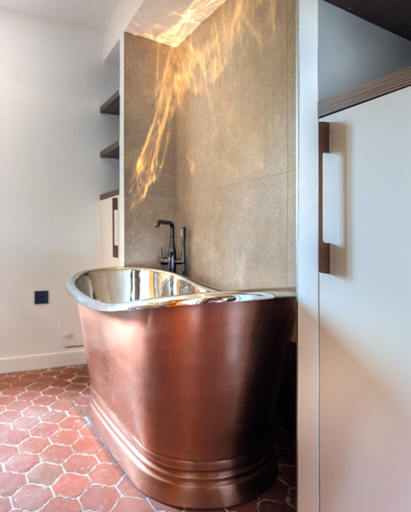 rénovation Maison d’hôtes du Château de Châteauneuf le Rouge Atelier Pouillon salle de bain