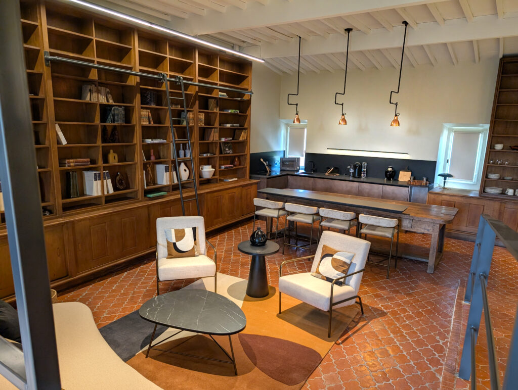rénovation Maison d’hôtes du Château de Châteauneuf le Rouge Atelier Pouillon salon cuisine bibliothèque
