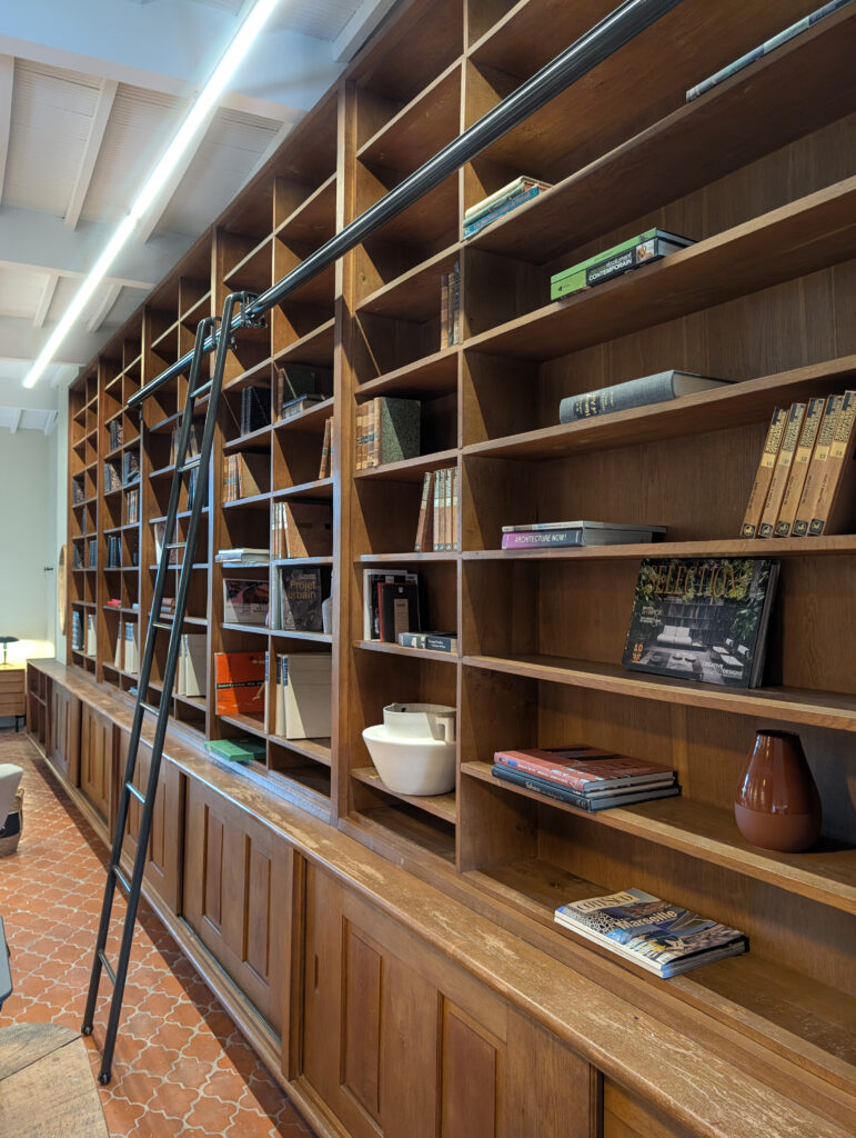 rénovation Maison d’hôtes du Château de Châteauneuf le Rouge Atelier Pouillon bibliothèque