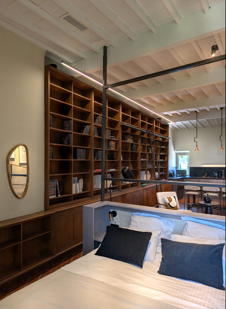 rénovation Maison d’hôtes du Château de Châteauneuf le Rouge Atelier Pouillon chambre bibliothèque