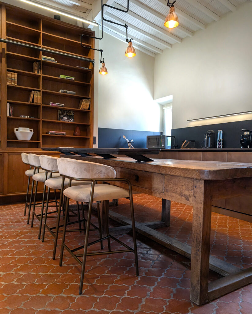 rénovation Maison d’hôtes du Château de Châteauneuf le Rouge Atelier Pouillon cuisine bibliothèque